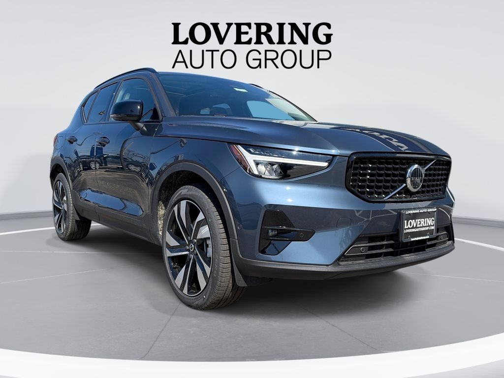 2026 Volvo XC40 B5 Plus Dark AWD's photo