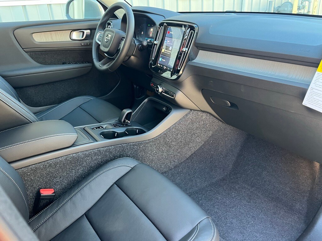 2025 Volvo XC40 Core photo 2