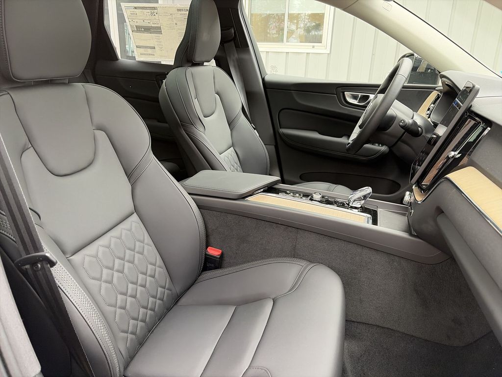 2026 Volvo XC60 Plus - Photo 25