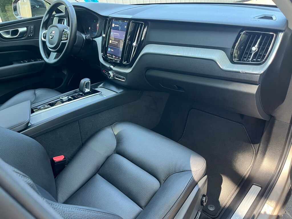 2025 Volvo XC60 B5 Plus photo 4