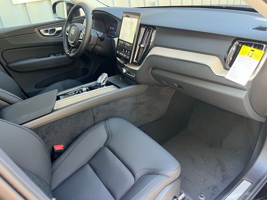 2026 Volvo XC60 B5 Plus photo 4