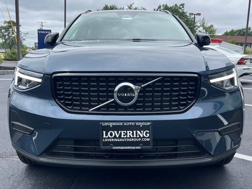 2026 Volvo XC40 Core photo 3