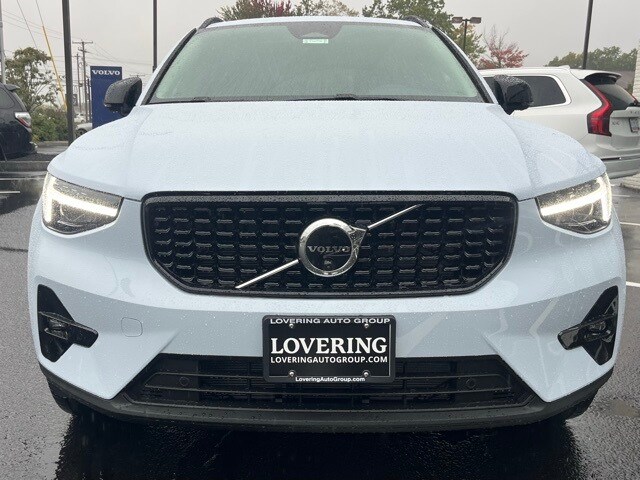 2026 Volvo XC40 Plus photo 2