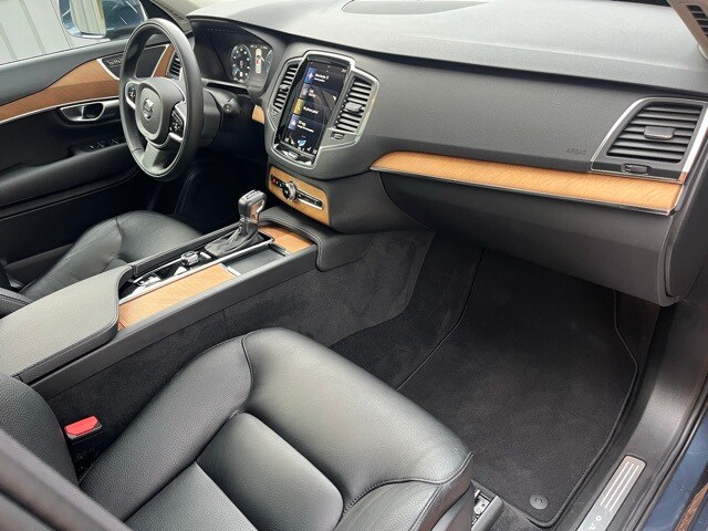 2022 Volvo XC90 T6 Momentum photo 4