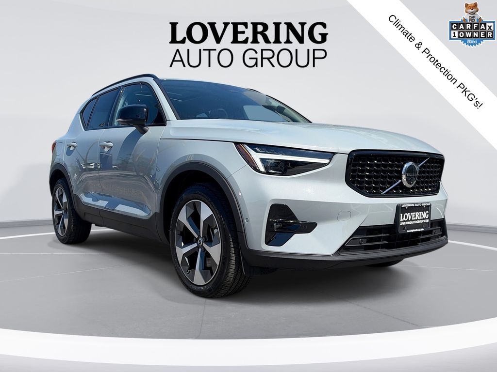 2026 Volvo XC40 B5 Plus Dark AWD's photo
