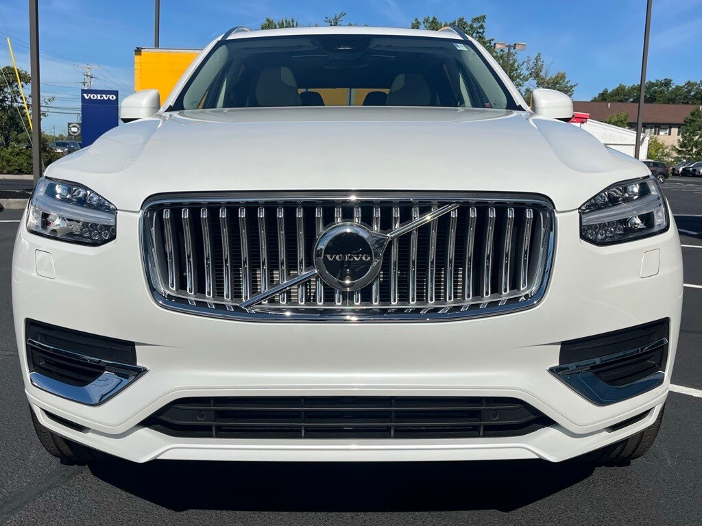 2025 Volvo XC90 T8 Plus photo 2