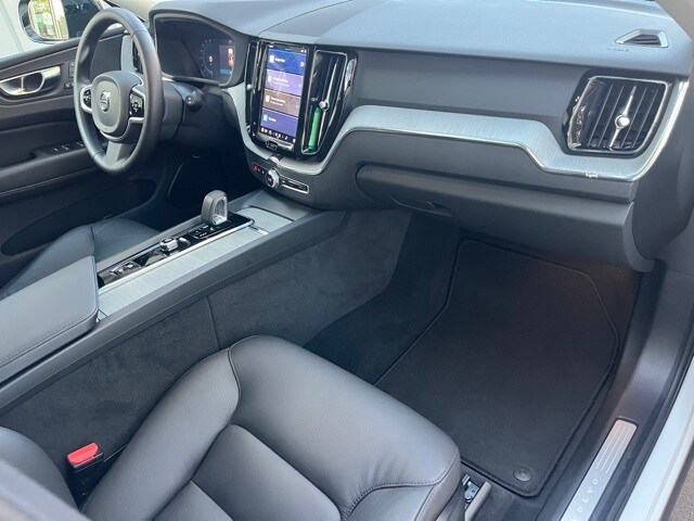 2025 Volvo XC60 B5 Plus photo 4