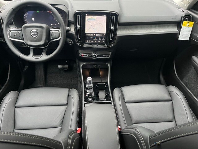 2026 Volvo XC40 Plus photo 3