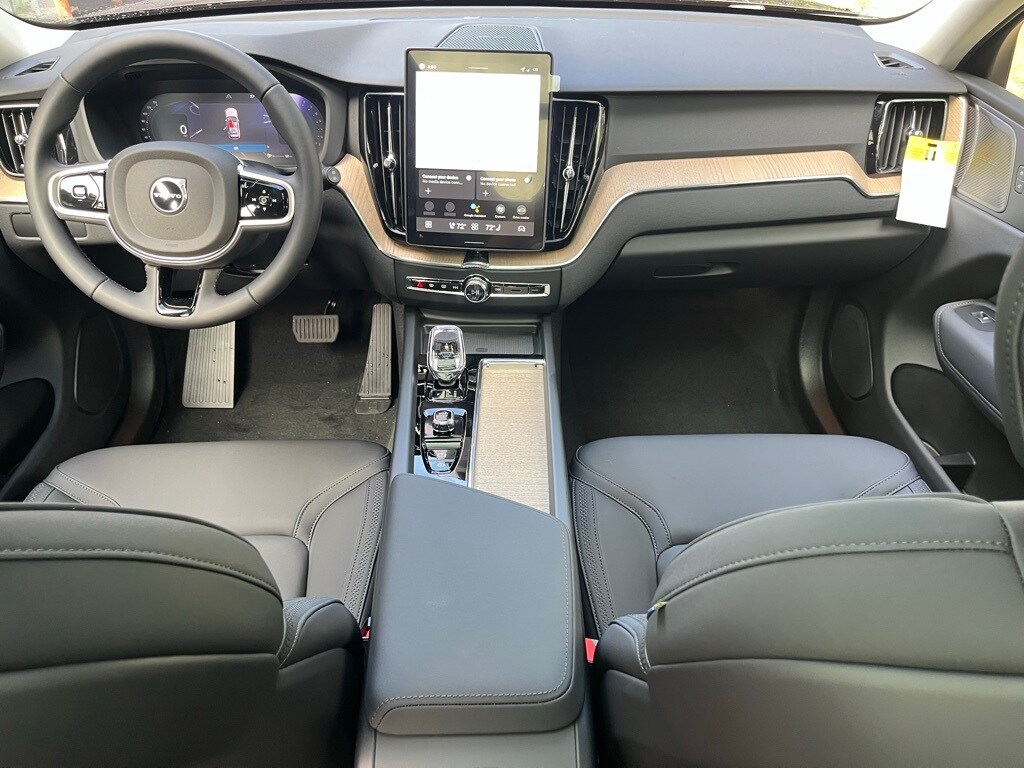 2026 Volvo XC60 B5 Plus photo 4