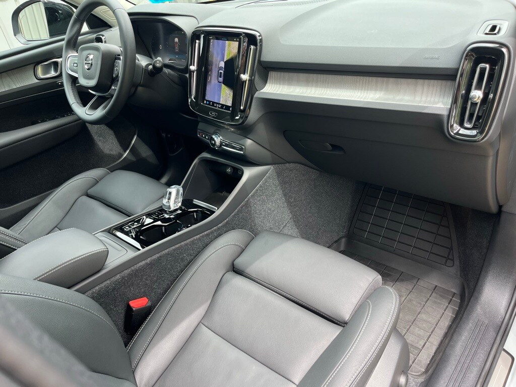 2024 Volvo XC40 Ultimate photo 2