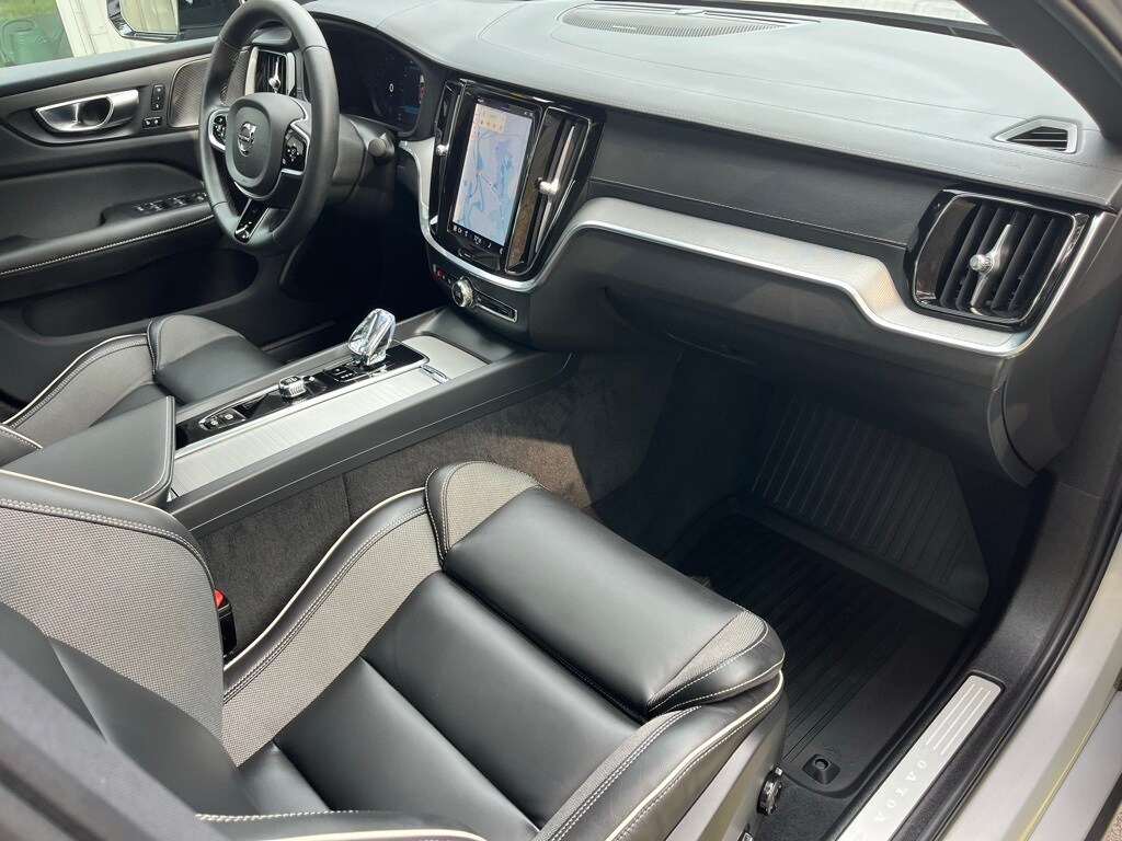 2024 Volvo S60 Ultimate photo 2