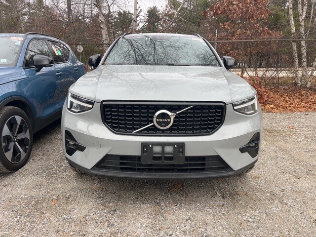 2025 Volvo XC40 Plus photo 2