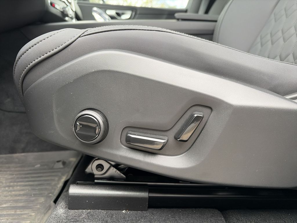 2026 Volvo XC60 Plus - Photo 14