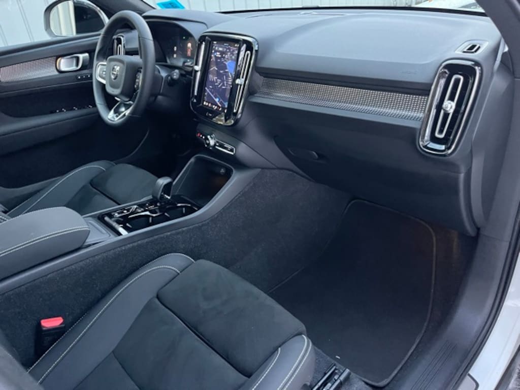 Certified 2025 Volvo XC40 B5 Plus Dark Theme SUV