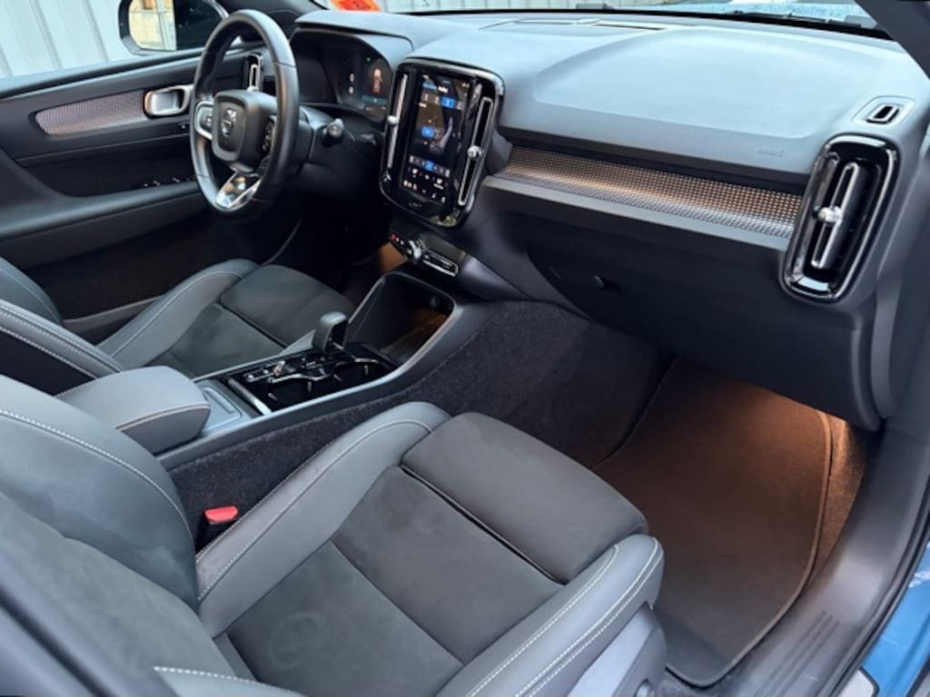 Certified 2025 Volvo XC40 B5 Plus Dark Theme SUV