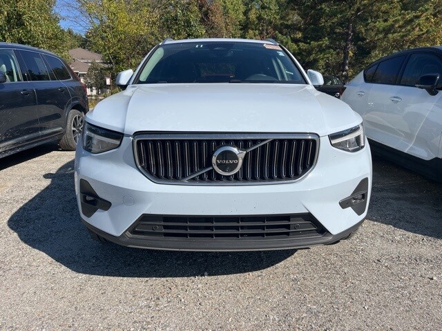 2025 Volvo XC40 Plus photo 2