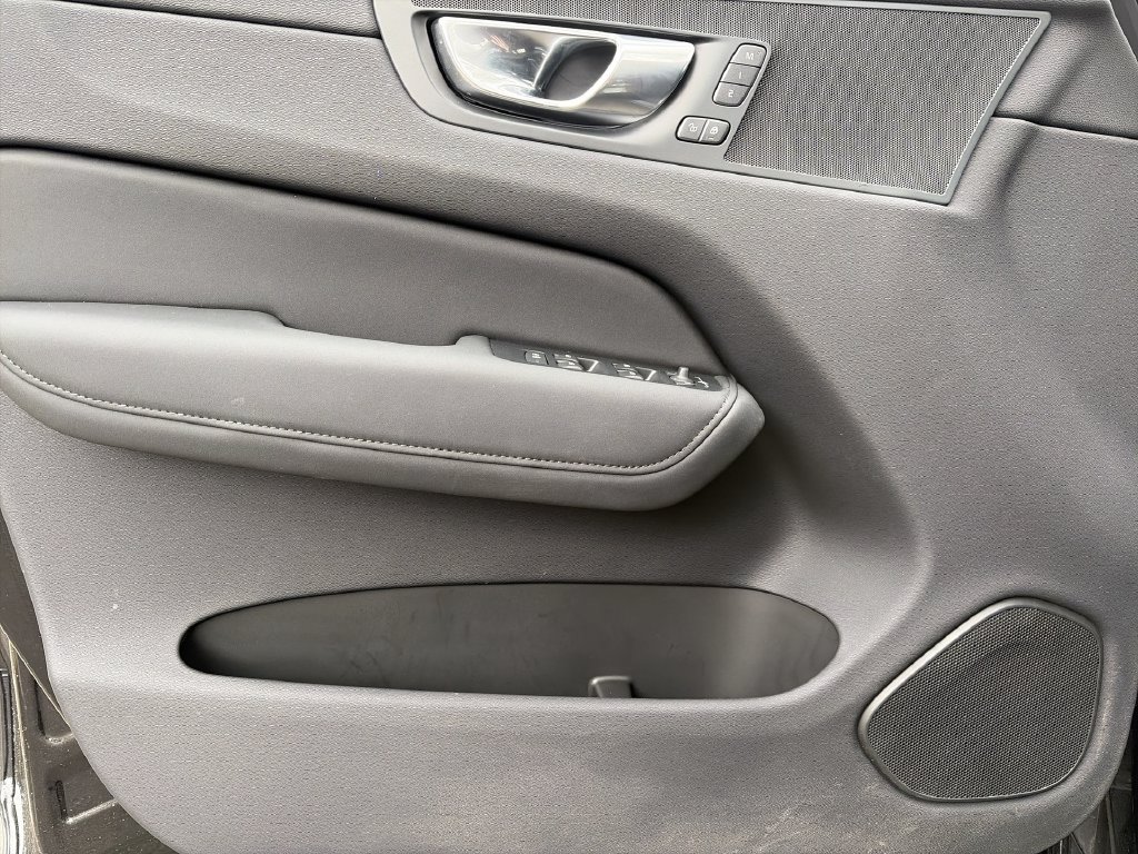2026 Volvo XC60 Plus - Photo 16