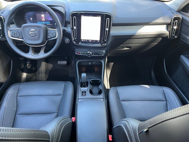 2025 Volvo XC40 Core photo 3