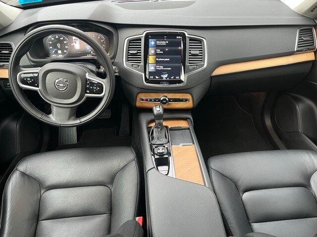 2022 Volvo XC90 T6 Momentum photo 2