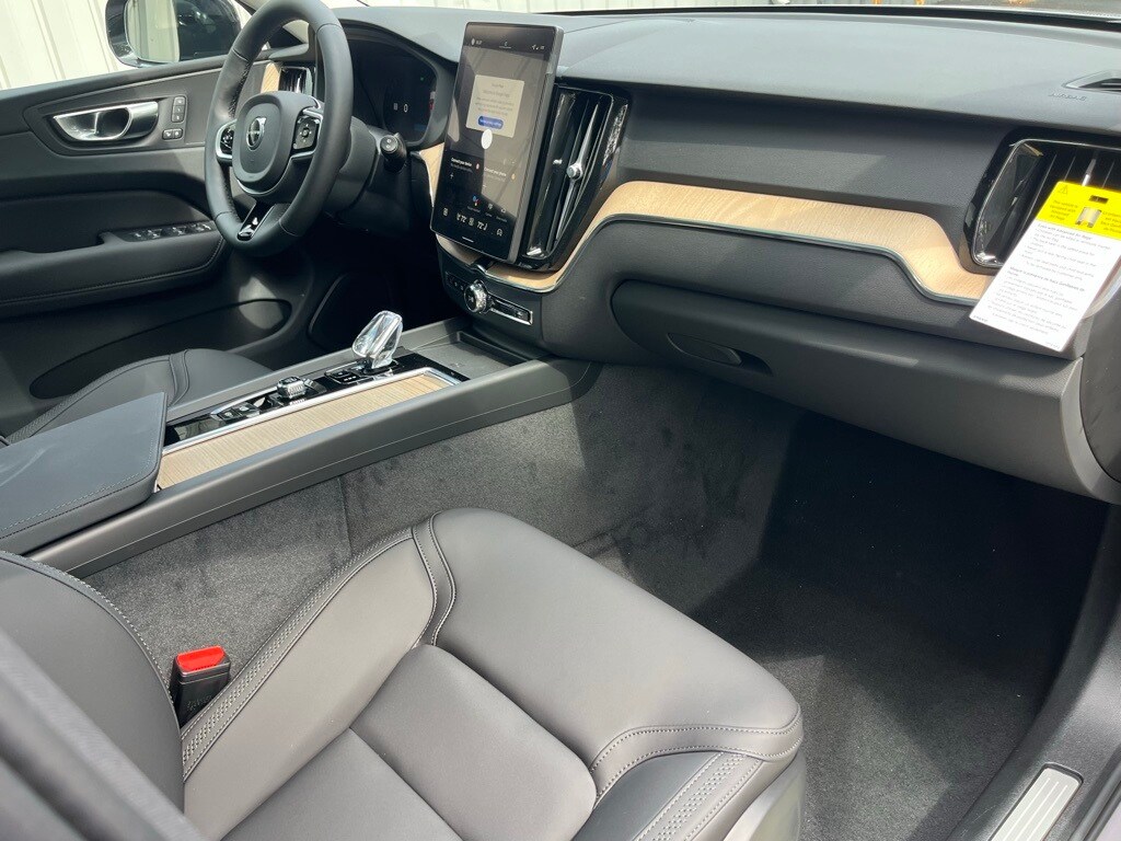 2026 Volvo XC60 B5 Plus photo 4
