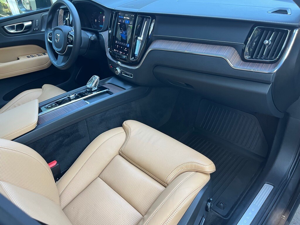2022 Volvo XC60 B5 Inscription photo 3