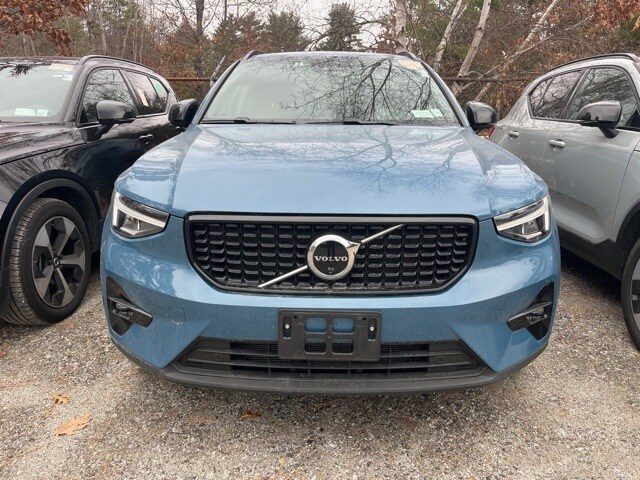 2025 Volvo XC40 Plus photo 2