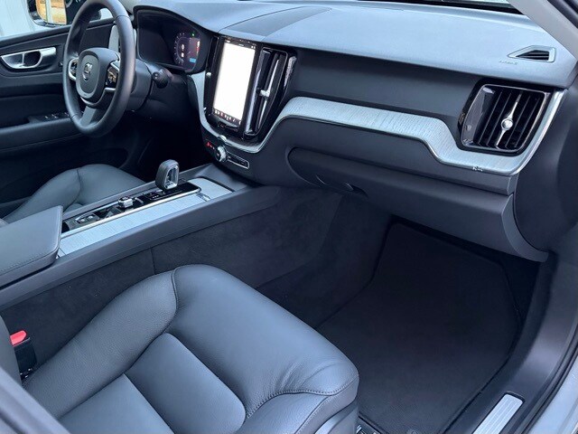 2025 Volvo XC60 B5 Plus photo 4
