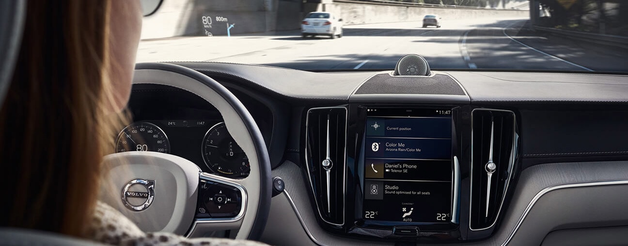 2018 Volvo XC60 technology dashboard banner