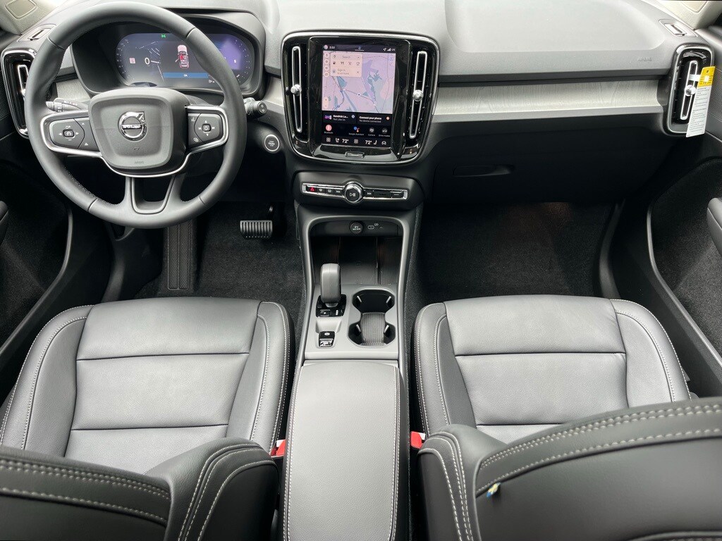 2026 Volvo XC40 Core photo 2