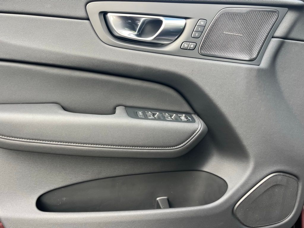 2026 Volvo XC60 Plus - Photo 27