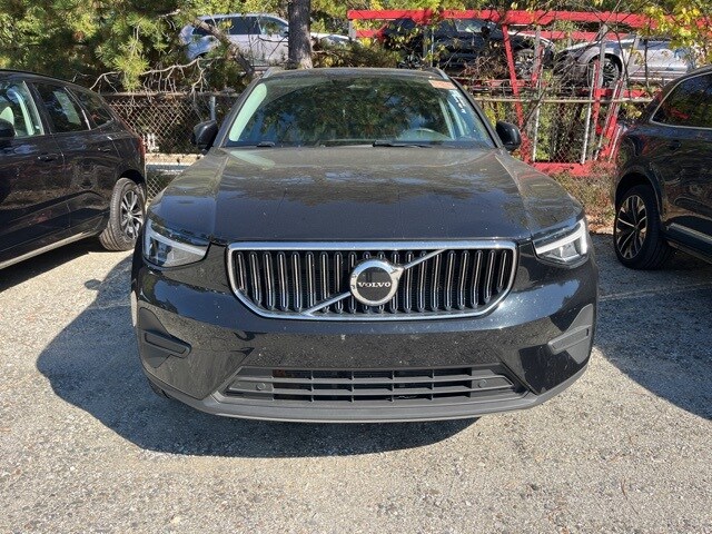 2025 Volvo XC40 Core photo 2