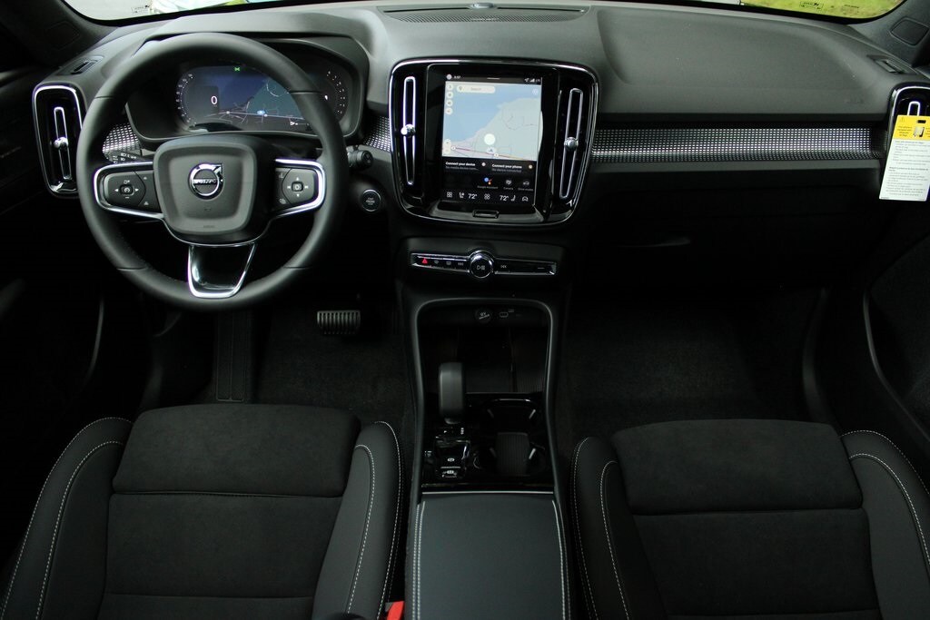 2026 Volvo XC40 photo 2