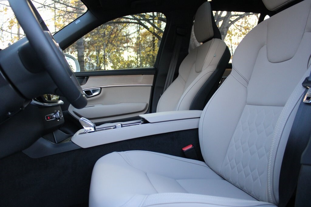 2025 Volvo XC90 T8 Plus photo 4
