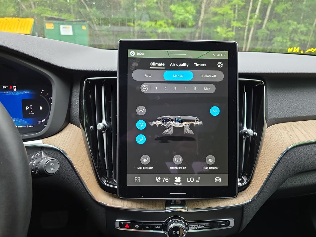 2026 Volvo XC60 Plus - Photo 17