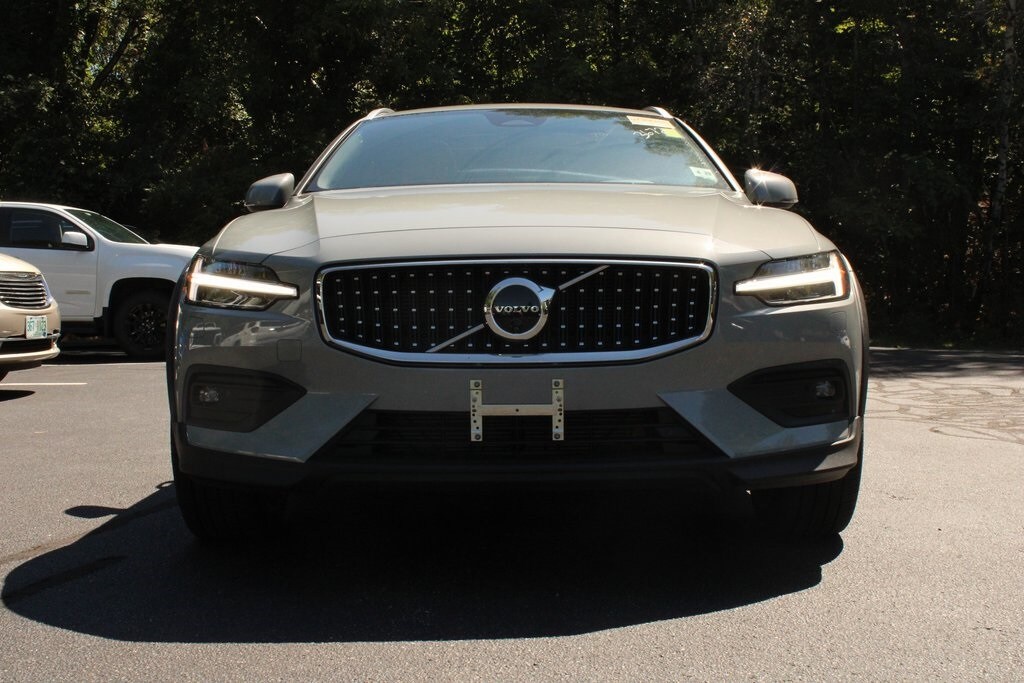 2024 Volvo V60 Cross Country B5 Plus photo 3
