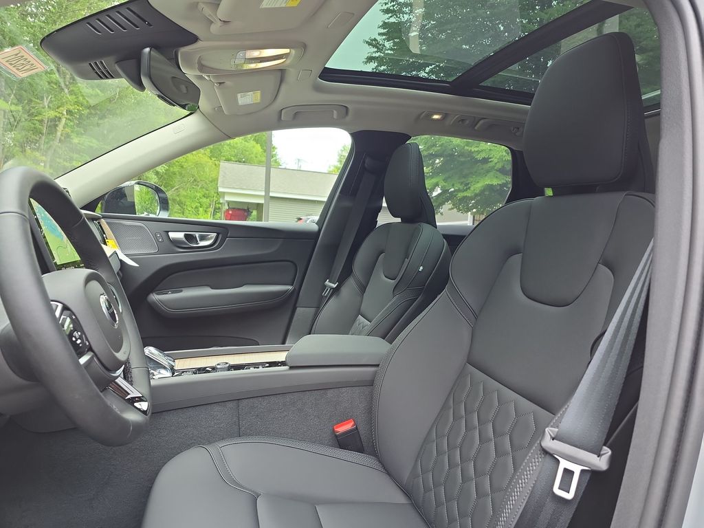 2026 Volvo XC60 Plus - Photo 13