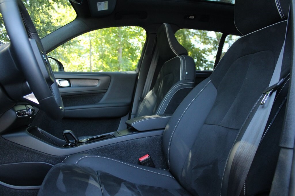 2023 Volvo XC40 Recharge Twin Plus photo 4