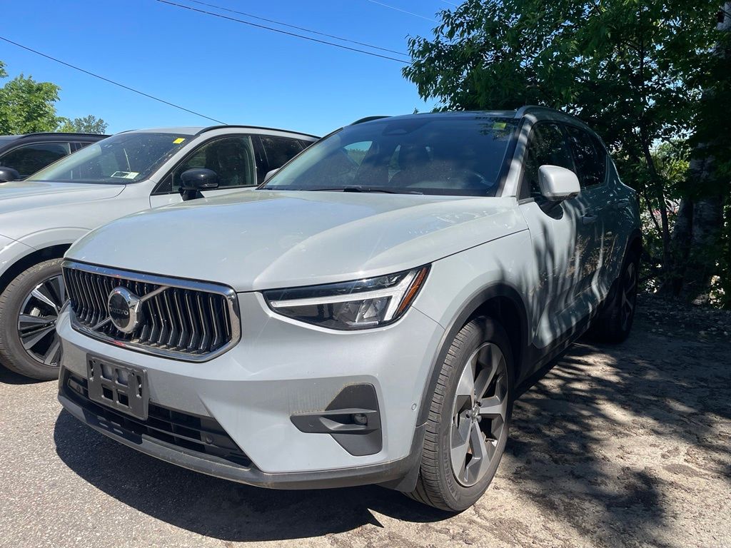 2024 Volvo XC40 B5 Plus Bright AWD's photo