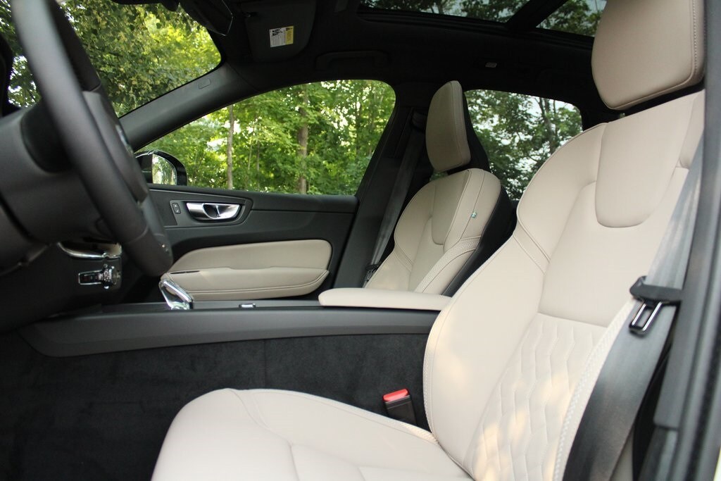 2026 Volvo XC60 B5 Plus photo 4