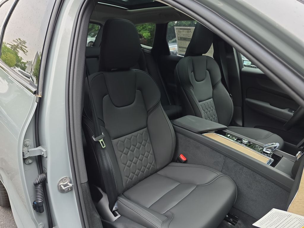 2026 Volvo XC60 Plus - Photo 25