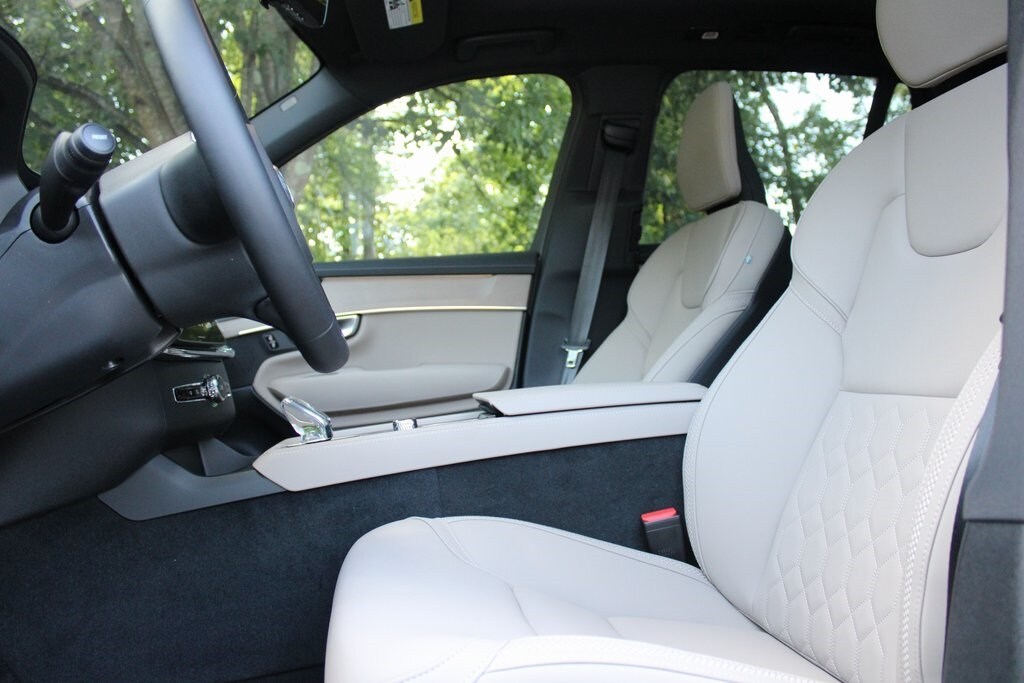2026 Volvo XC90 B5 Plus photo 4