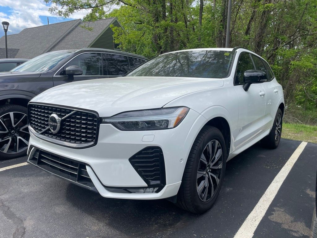 2024 Volvo XC60 B5 Plus Dark Theme AWD's photo