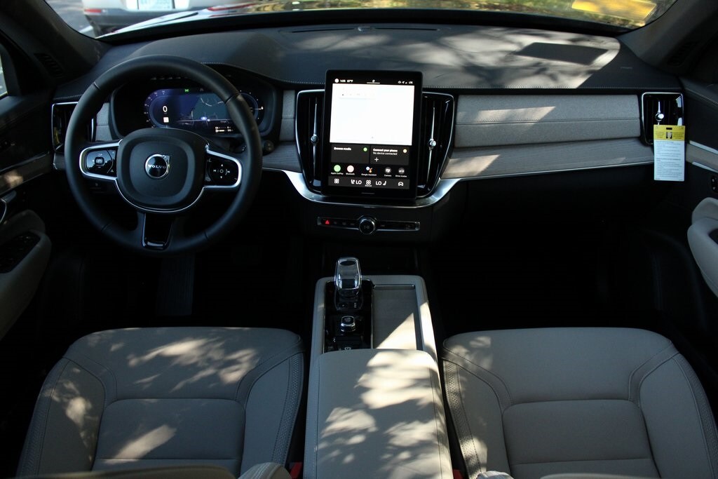 2025 Volvo XC90 T8 Core photo 2