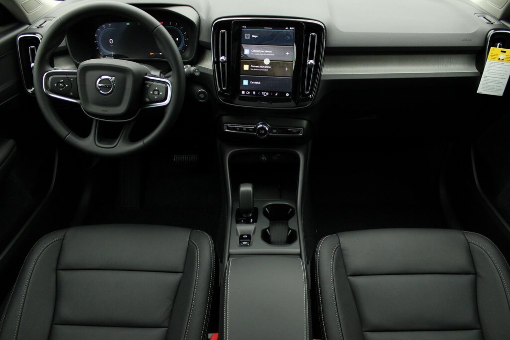 2025 Volvo XC40 Core photo 2