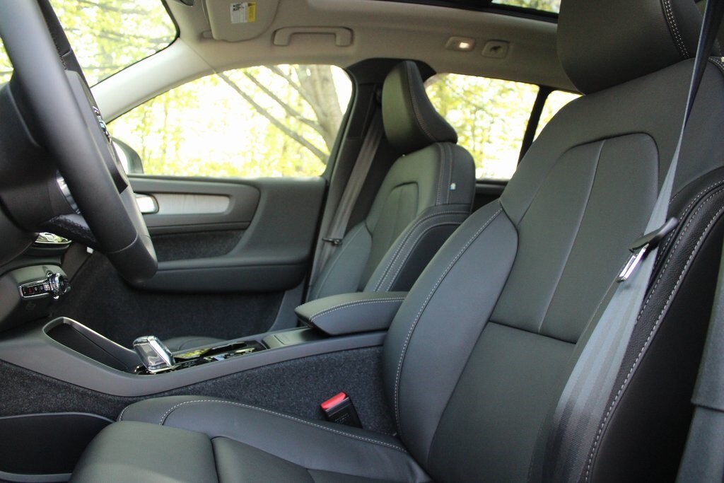 2025 Volvo XC40 photo 4