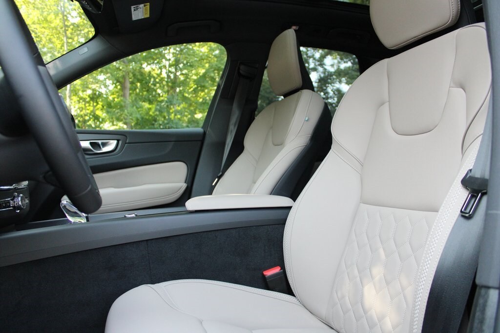 2026 Volvo XC60 B5 Plus photo 4