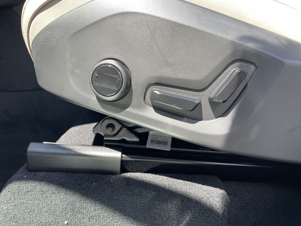 2026 Volvo XC90 Plus - Photo 14