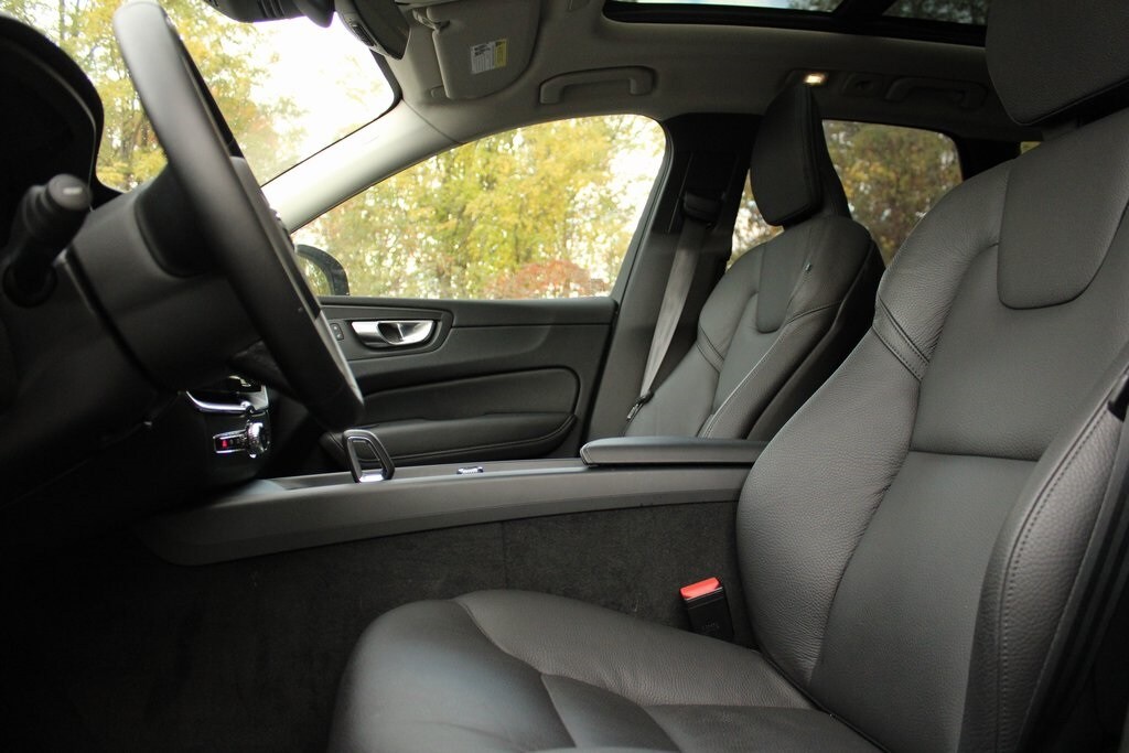 2025 Volvo XC60 B5 Plus photo 2