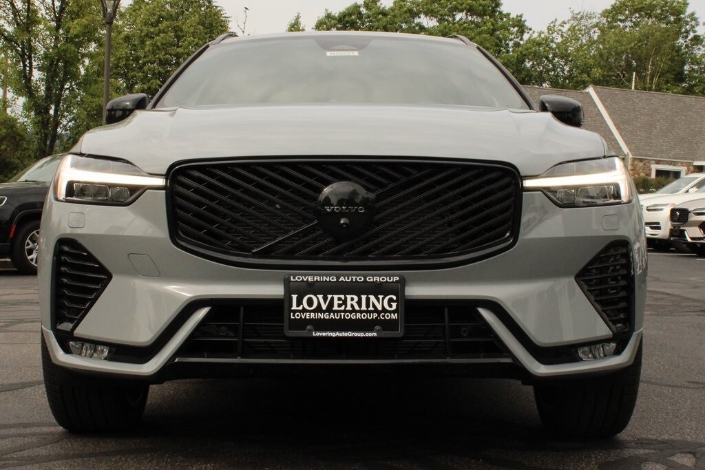 2026 Volvo XC60 Black Edition photo 3