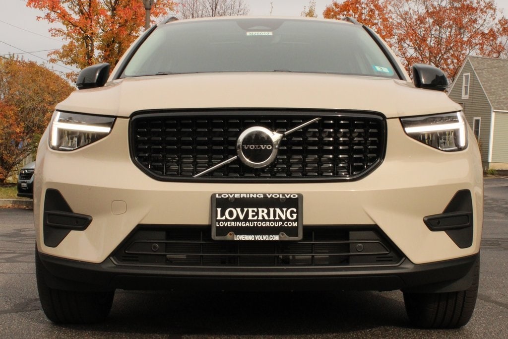New 2026 Volvo XC40 B5 Core SUV